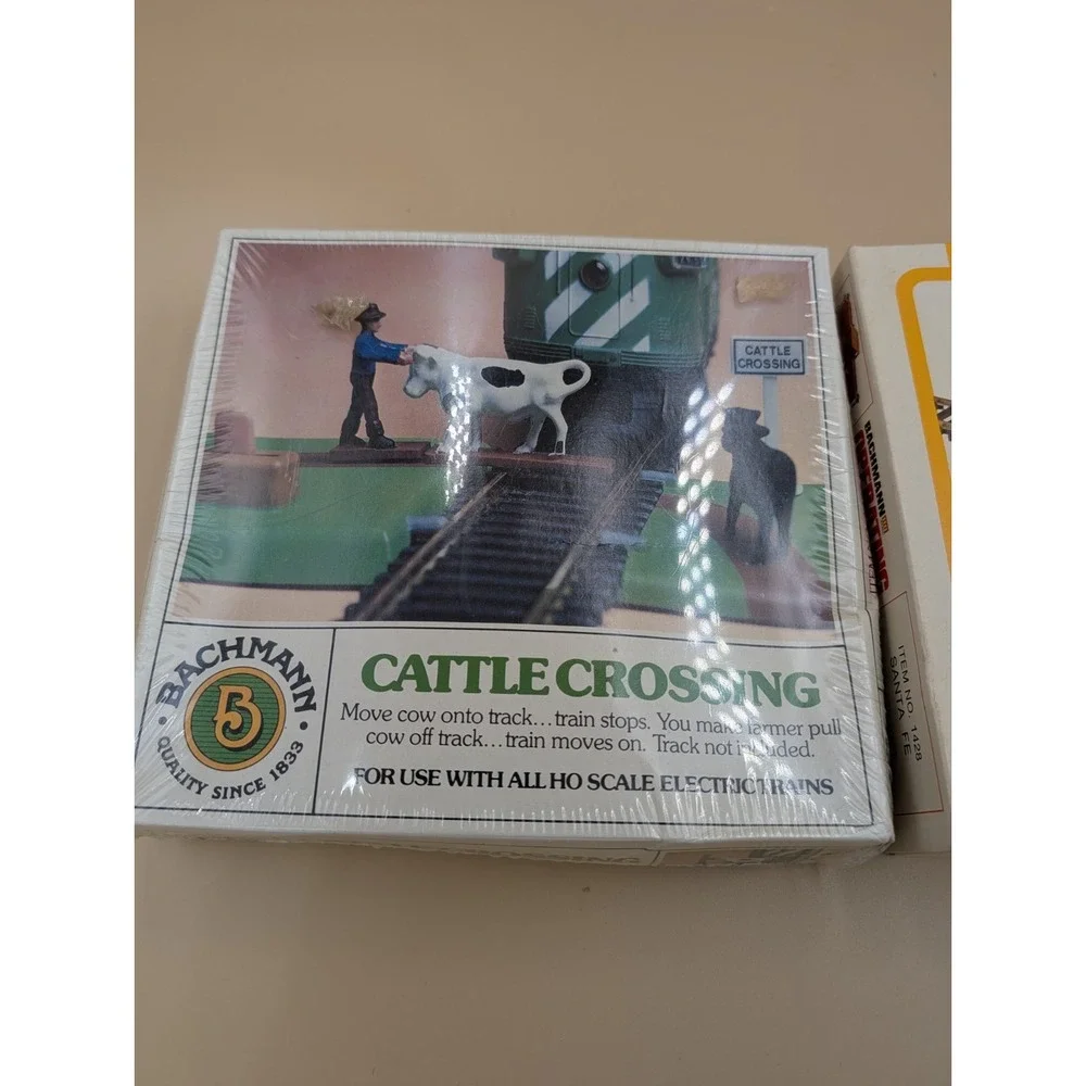 Bachmann HO Lot 2 #1428 Operating Caboose Pick-Platform & #1434 Cattle Crossing